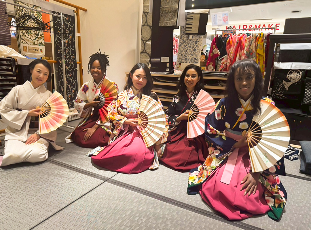 日本文化を楽しむ様子