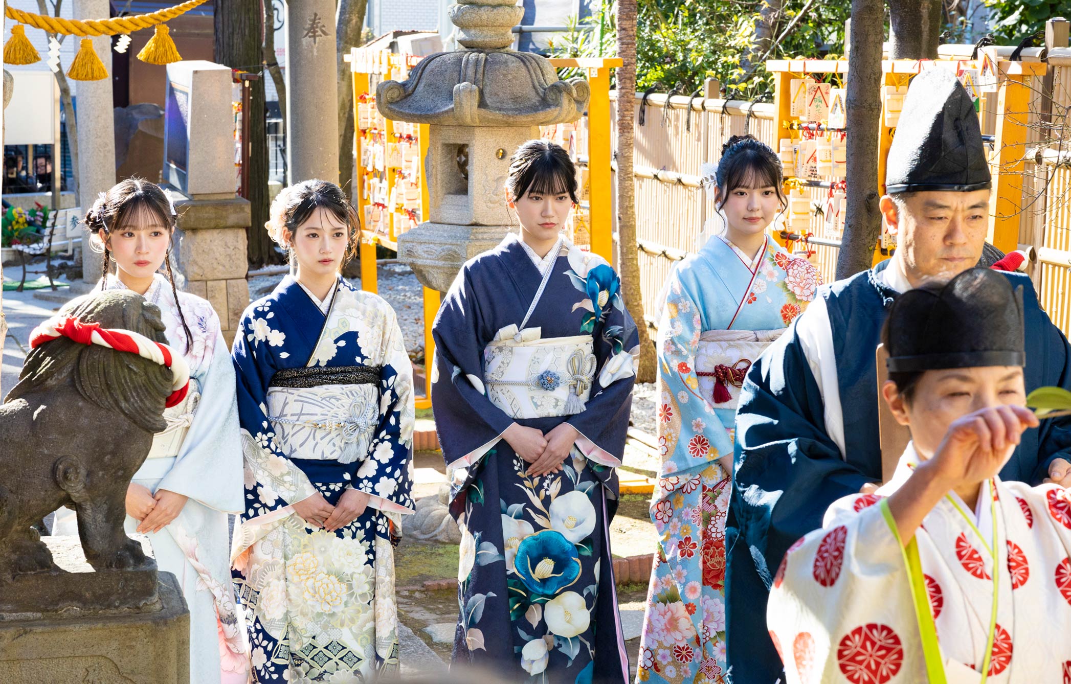 杉並区の気象神社で、祈願する4人のメンバー