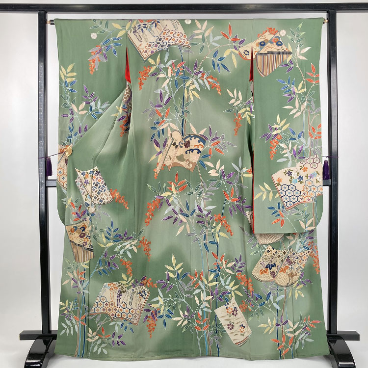 振袖：鶸色地南天和本模様