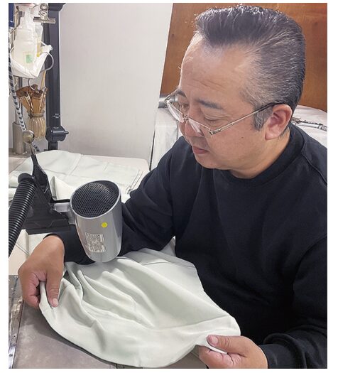 丁寧に手作業する職人