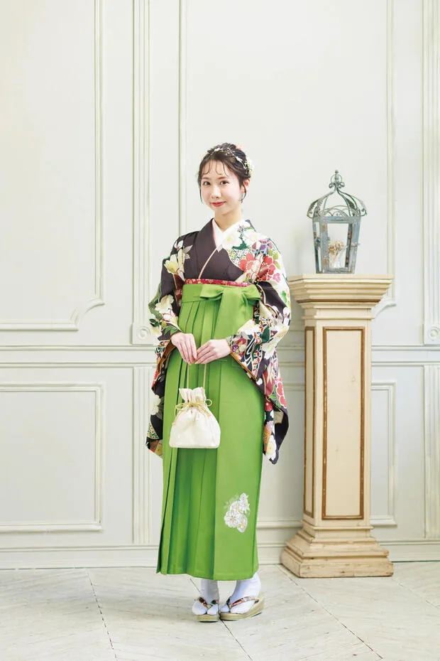 濃茶地に古典花の二尺袖と若草色の袴