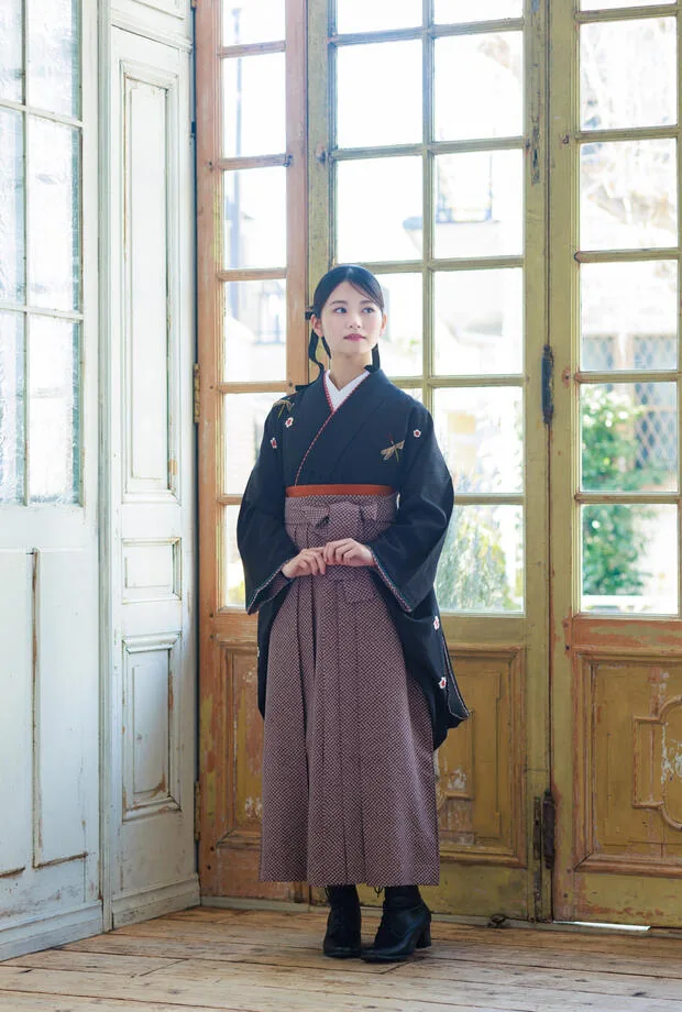 黒地にとんぼ刺繍の着物と小紋の袴