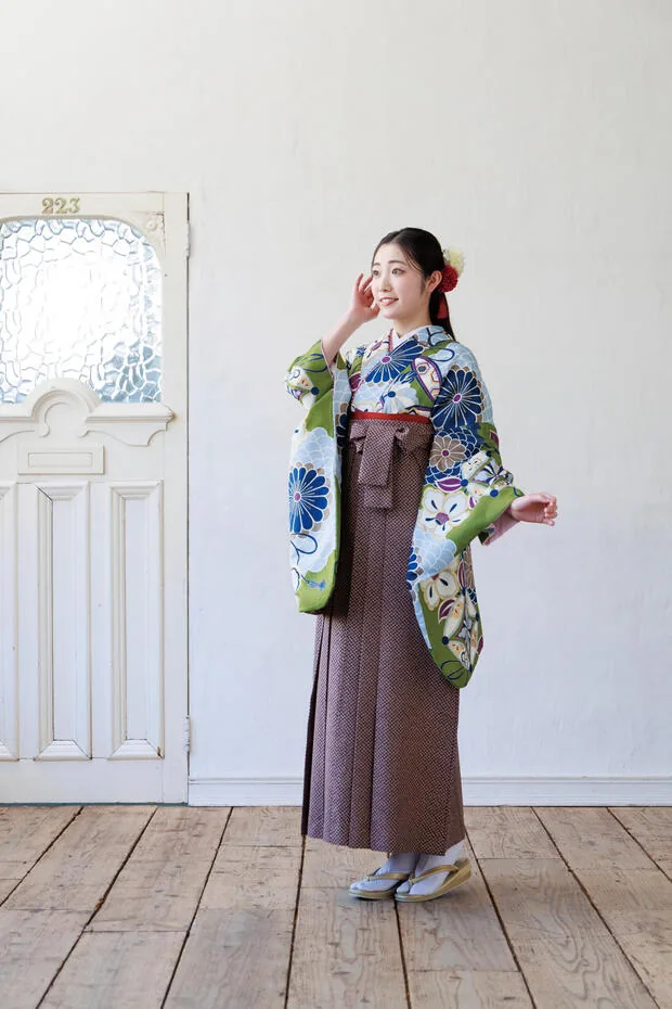 青と緑の菊柄の着物と藤鼠の袴