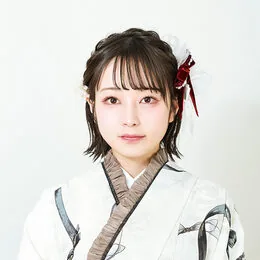 軽やかさ引き立つミディアムヘアのヘアスタイル