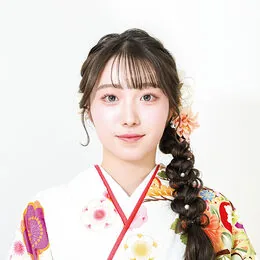 立体感で魅せる華やかアレンジのヘアスタイル
