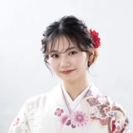 ゆるふわシニヨンのヘアスタイル
