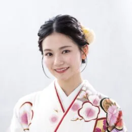 品格あふれる編み込みシニヨンのヘアスタイル