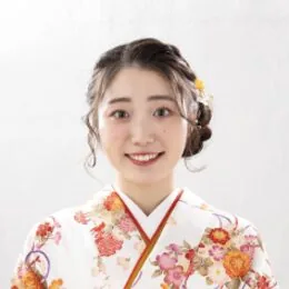サイド寄せの編み込みシニヨンのヘアスタイル