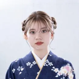 ツインシニヨンで、レトロ可愛くのヘアスタイル