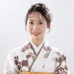 ふんわりローポニーのヘアスタイル